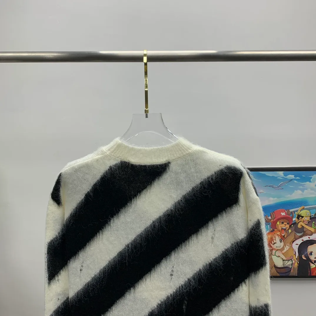New top tested version OFFWHITE (OW) gradient mohair striped arrow sweater hoodie gradient rendering arrow couple sweater Mohair (English Mohair; Turkish: MUKHYAR) refers to the coat of Angora goats, also known as Angora goat hair. The name comes from Turkish, meaning "the best hair". It has good elasticity, pressure resistance and special luster. It is an excellent raw material for making plush fabrics and one of the most advanced animal textile fiber raw materials in the world market. Mohair has a shape similar to long wool. The fiber surface is smooth, strong luster, high strength, good elasticity, less curl, and easy to wash. Mohair can be used in jacquard blankets, long-haired coats and high-gloss wool fabrics. Mohair sweaters from ow are released every year🛒 The same style and ever-changing colors. There is really no girl who doesn’t love it. It is super suitable for wearing under a down jacket in winter without being bulky! If the lower body is missing, their favorite os version🙋🏻‍♀️ intuitively adds natural softness and fairy beauty effect, which is the best choice! The upper body is lightweight and does not weigh down the body while keeping warm. The sleeves and the gradient arrow parts on the back are repeatedly patterned until the gradient level is satisfied before large-scale products are released. The craftsmanship is extremely demanding. Each sweater is woolen at least ten times to give it a plush, thick feel and good fluffiness! ✅ Fabric composition: 50% mohair 32 spandex 18% wool, three-level anti-pilling Color: black and white gradient Sizes Mohair is lighter and softer, so be careful not to machine wash it, not machine washable! ! emphasize! !  ⚠️Hand wash with warm water and cold water P:440